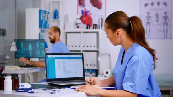 Enfermera médica que sostiene y analiza la radiografía — Vídeos de Stock