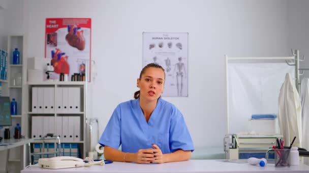 Pov de médico joven en videollamada en línea que ofrece apoyo médico — Vídeos de Stock