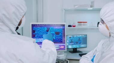 İş arkadaşları virüs evrimi hakkında tartışıyorlar