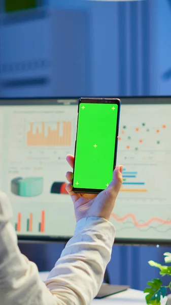 İş kadınının yeşil ekranlı akıllı telefona bakışının arkası — Stok fotoğraf