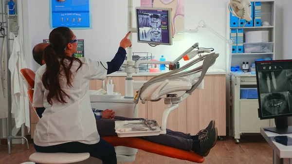 Врач осматривает зубы с помощью медицинских инструментов — стоковое фото