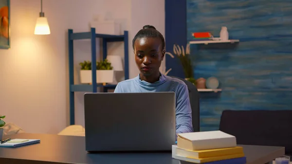 Africano mulher vindo na sala de estar e digitando no computador — Fotografia de Stock