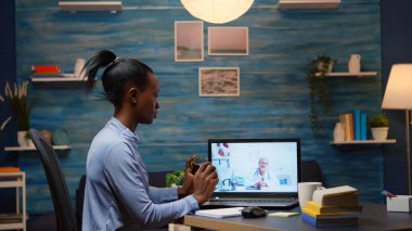 Geceleri çovid salgını sırasında teletıp danışmanlığı