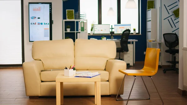 Intérieur moderne de la zone de détente d'affaires avec canapé confortable — Photo