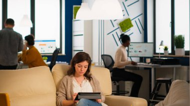 Modern katmanlı ofiste çalışan çeşitli çalışanlar rahat bir dekor içinde