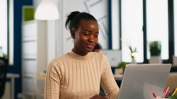 Retrato de mulher de negócios africana autêntica lendo boas notícias no laptop — Fotografia de Stock