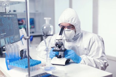 Tıp laboratuarındaki odaklanmış bilim adamı deney yapıyor.