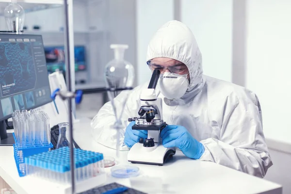 Científico enfocado en laboratorio de medicina realizando experimento —  Fotos de Stock