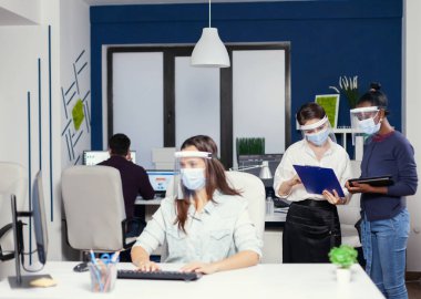 Tablet pc üzerindeki istatistikleri açıklayan Afrikalı yönetici