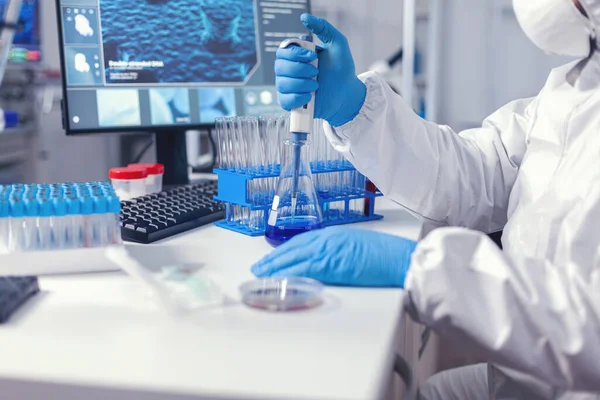 Profesyonel laboratuvar uzmanı örnek bırakıyor.