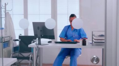 Cam duvarın arkasında çalışan hemşireler.