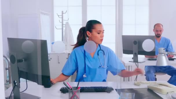 Mujer recepcionista contestando al teléfono — Vídeo de stock