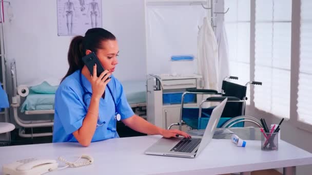 Enfermeira médico consultar paciente remoto usando smartphone — Vídeo de Stock