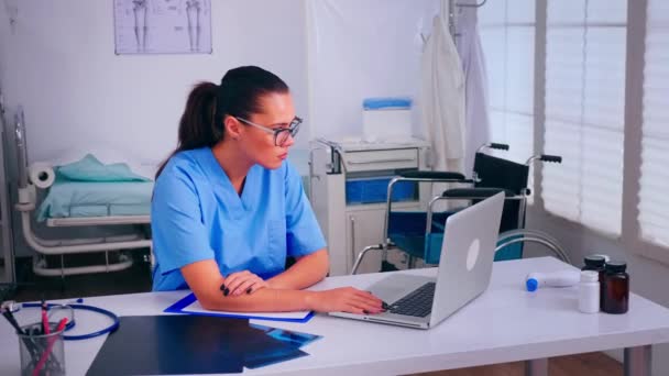 Müder Assistent, der am Laptop arbeitet und die Brille abnimmt, — Stockvideo