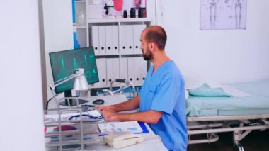 Dijital vücut taramasında çalışan pratisyen bir adam.