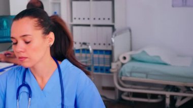 Hastane resepsiyonundaki telefona sağlık doktoru cevap veriyor.