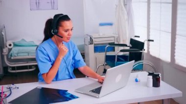 Hastanede hastaların telefonlarına cevap veren bir cerrah asistanı.