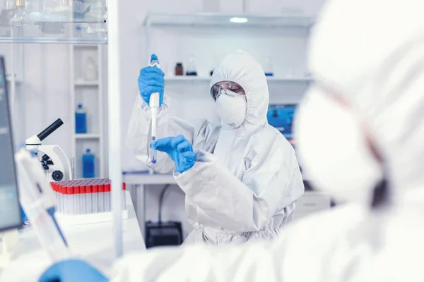Медицинский ученый разрабатывает коронавирусную вакцину в научной лаборатории — стоковое фото