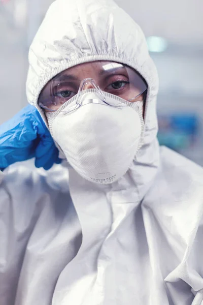 Moe laboratoriumarts met overall pak kijkend naar camera in uitgerust lab — Stockfoto