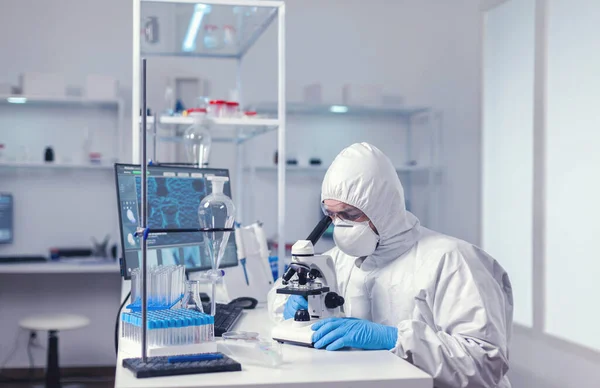 Científico estudiando el nuevo virus en el laboratorio usando microscopio —  Fotos de Stock