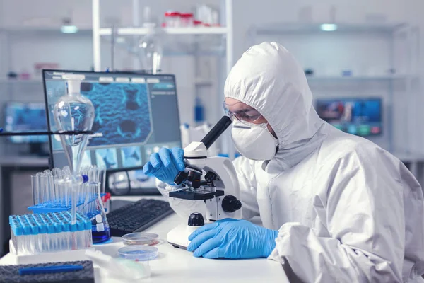 Ученые меняют линзы микроскопа во время эксперимента с коронавирусом — стоковое фото