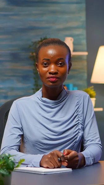 African freelancer working from home talking on camera — Stock Photo, Image