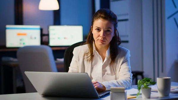 Moe vrouw manager verhogen hoofd kijken naar camera zuchten — Stockfoto