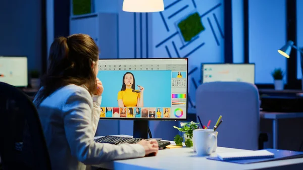 Freelancer retoucher vrouw werken overuren op laptop computer — Stockfoto