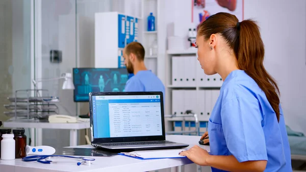 Arzt-Assistent-Checkliste diagnostiziert Patienten — Stockfoto