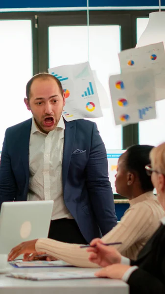 İş yerinde iş arkadaşlarıyla kavga eden sinirli işadamı — Stok fotoğraf
