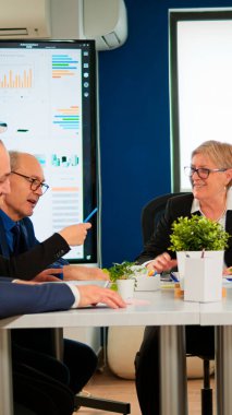 Kıdemli bayan müdür iş konferansı için bekliyor.