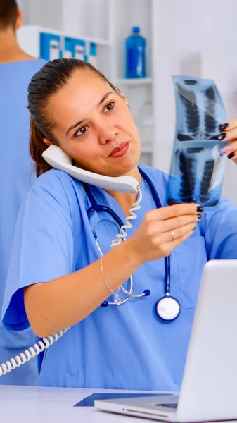 Läkare sjuksköterska svara patientsamtal via telefon — Stockfoto