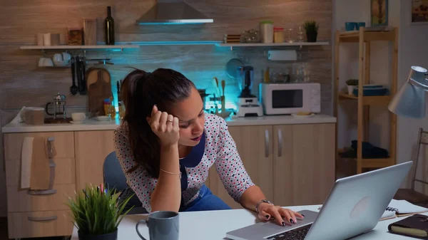 Mujer cerrando los ojos por agotamiento — Foto de Stock