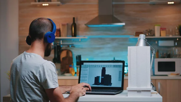 Man ontwerper met behulp van cad software werken op afstand van huis — Stockfoto