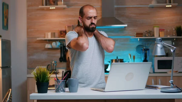 Hombre tomando un descanso del trabajo y esparciendo su cuello —  Fotos de Stock