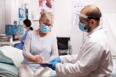 Covid Salgın İmzalama Belgesi 'nde kıdemli kadın