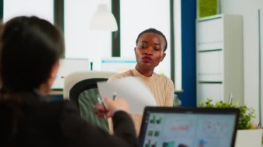 Güvenilir Afrikalı lider, iş grubuyla görüşerek sözleşmenin faydalarını anlatıyor.