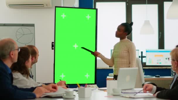 Afrikanische Geschäftsfrau analysiert Jahresberichte und zeigt auf Green Screen Monitor — Stockvideo