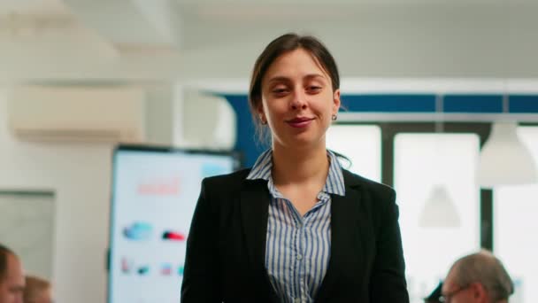 Donna imprenditrice sorridente alla macchina fotografica in piedi in sala conferenze — Video Stock