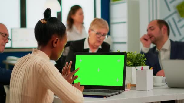 African manager kobieta siedzi przy biurku konferencyjnym patrząc na laptopa z zielonym ekranem — Wideo stockowe