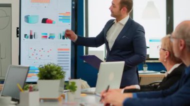 İdari Müdür satış raporlarını sunar.