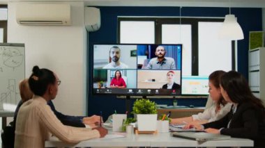 Grup olarak çalışan ekip video çağrısı paylaşım fikirleri müzakere amaçlı video konferansı kullanımı