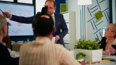 İşletme lideri dijital beyaz tahta kullanarak çeşitli takımlara şirket stratejisi sunuyor