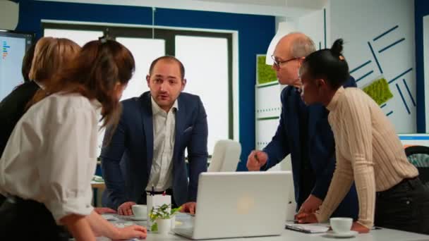 Verschiedene Geschäftsleute in Teamarbeit diskutieren Projektstrategie — Stockvideo