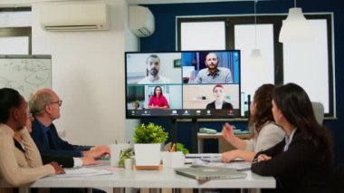 Uzaktan kumandalı çok ırklı çalışanların video konuşmalarının ekran görüntüsü