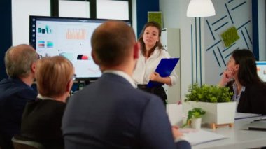 Şirket stratejisini sunan yönetici yönetici, iş dünyası seyircisi alkışlıyor