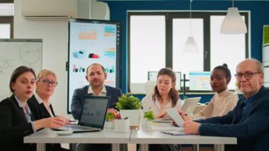 Sanal toplantı sırasında çok ırklı takım uzaktan yöneticisiyle konuşuyor