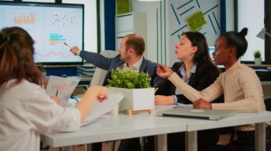 Girişimciler ve iş adamları konferansı modern toplantı odasında tartışılıyor