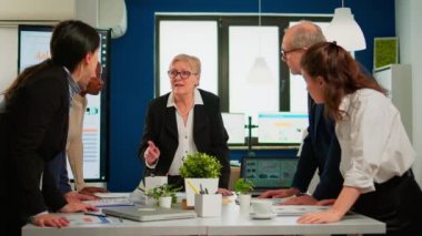 Çeşitli hevesli iş adamları proje fikirlerini tartışıyor.