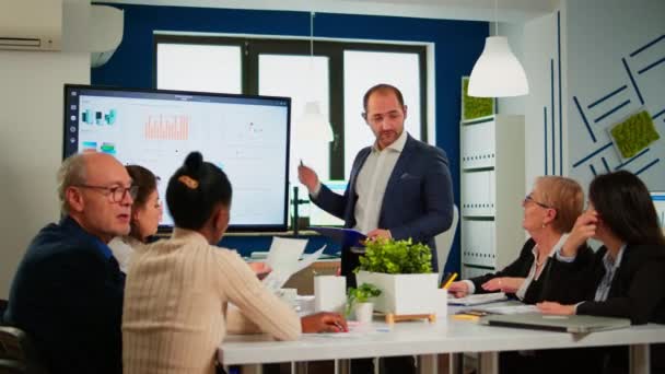 Manager zeigt auf digitales interaktives Whiteboard mit Wachstumsanalyse — Stockvideo